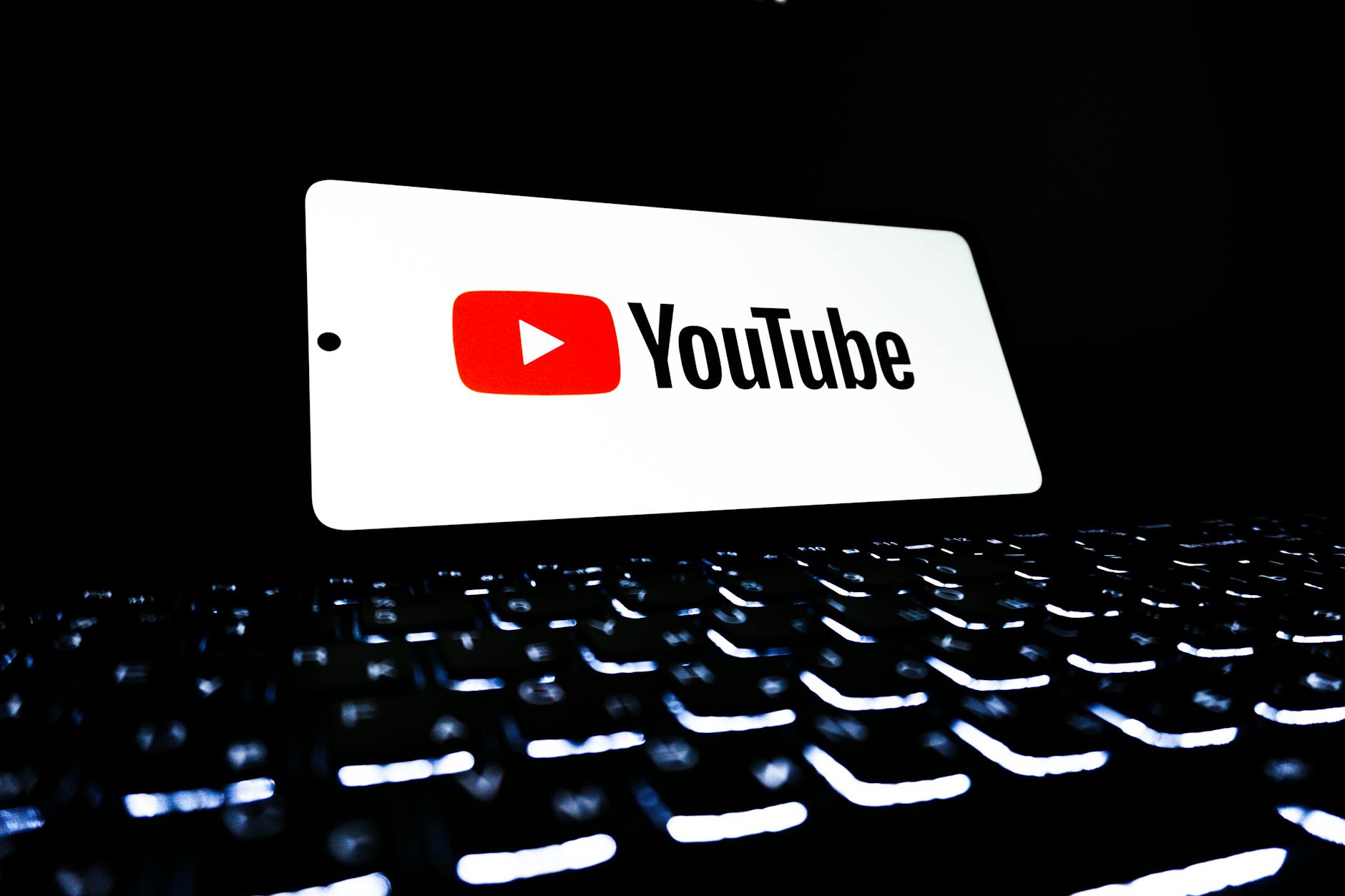 Skróty klawiaturowe YouTube — kompletna lista (Windows i Mac)