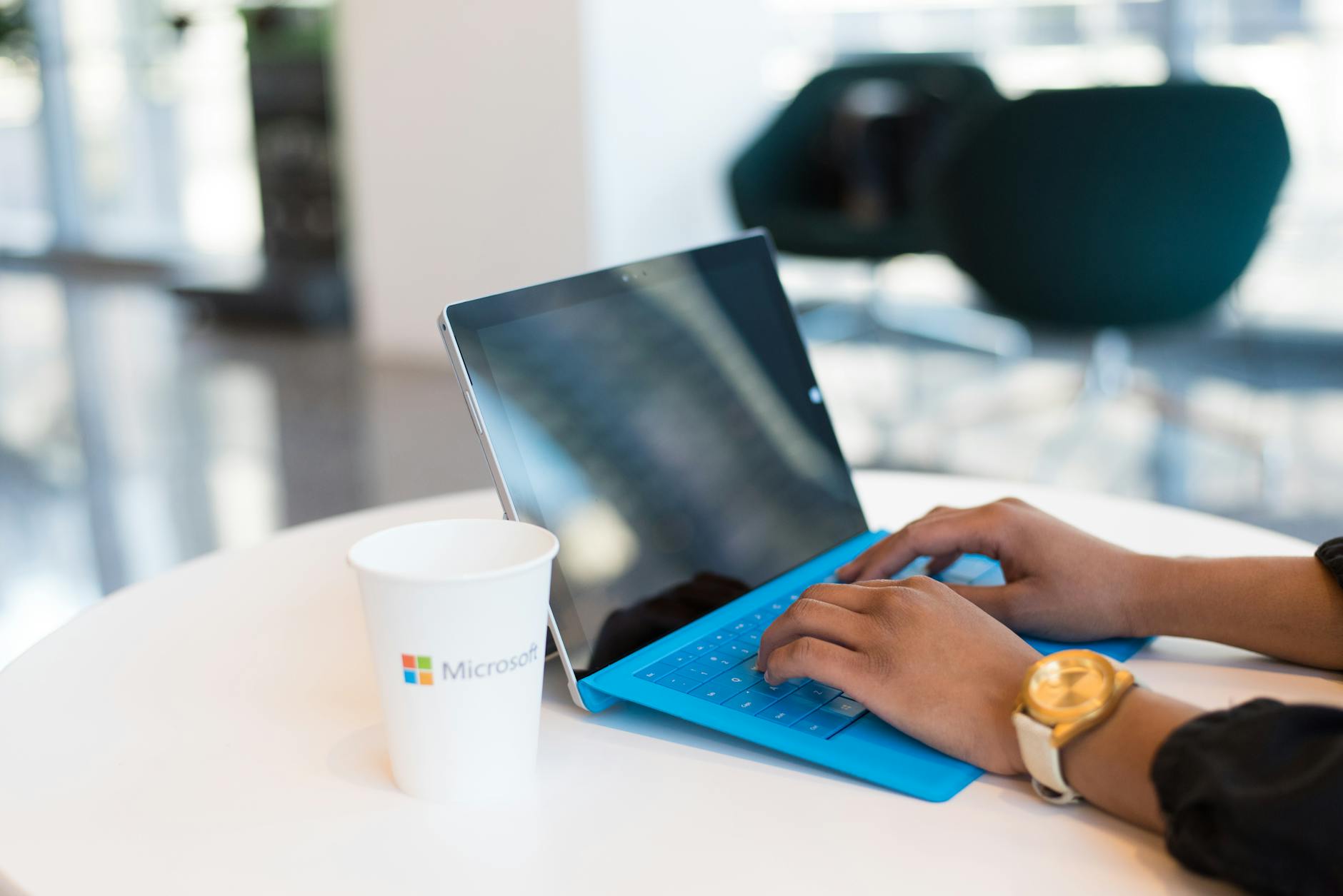 Skróty klawiaturowe Microsoft Teams — pełna lista 50+ skrótów do czatu, spotkań i kanałów