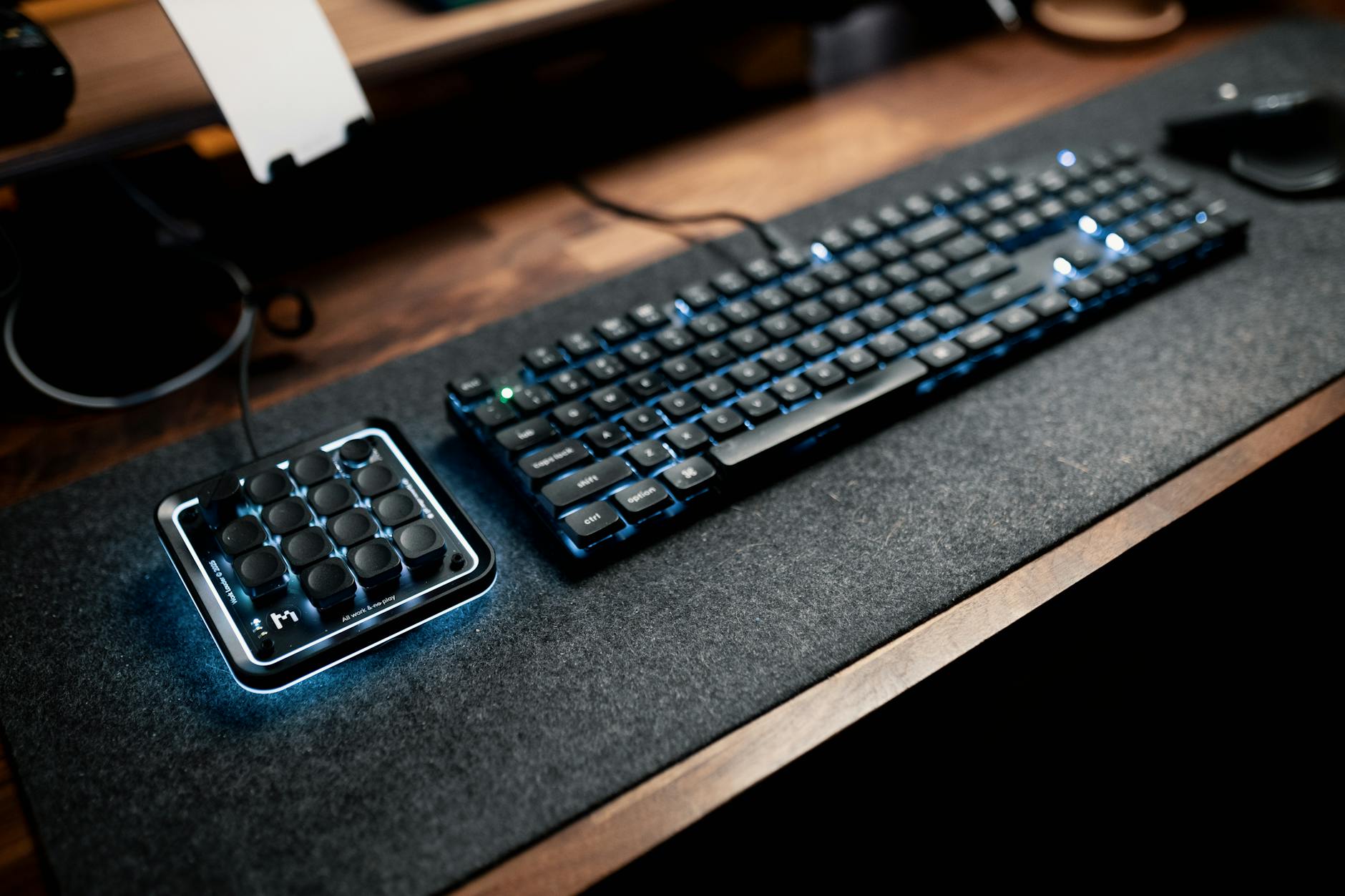 Zewnętrzna klawiatura numeryczna USB obok pełnowymiarowej klawiatury