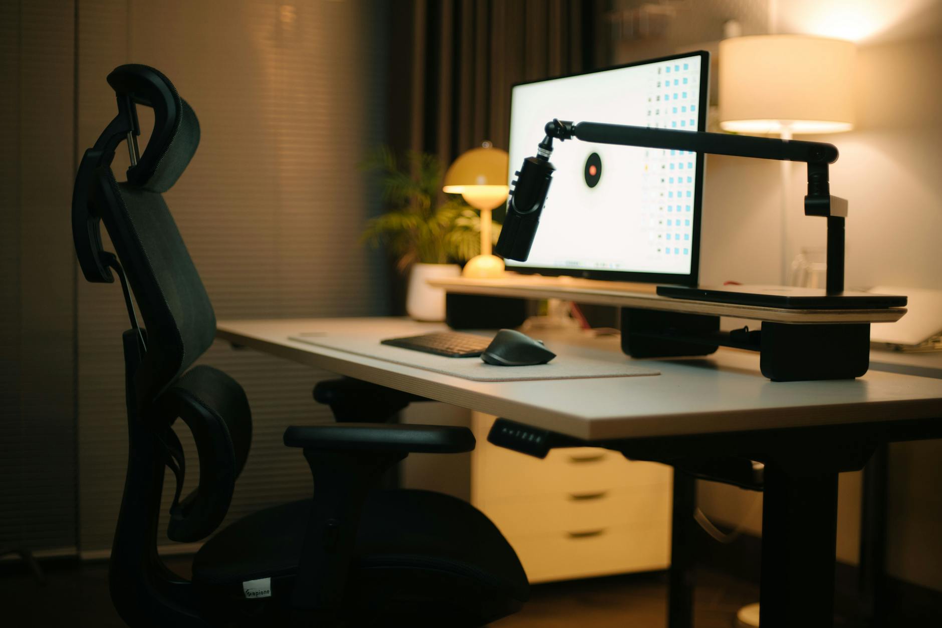 Ergonomiczne stanowisko pracy z biurkiem regulowanym i fotelem