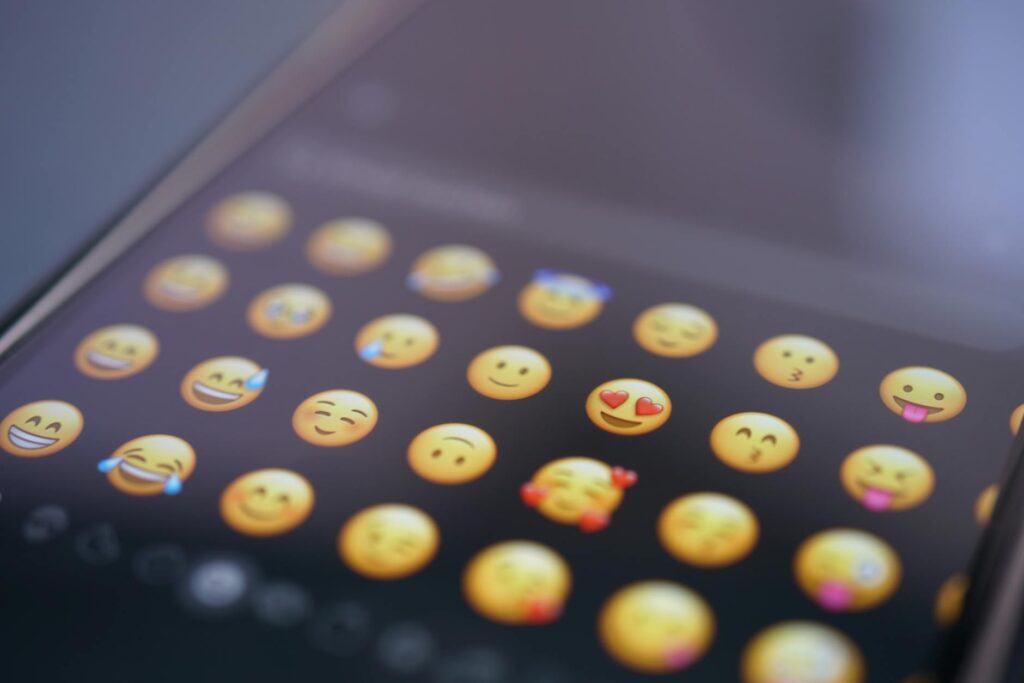 Emoji i emotki na klawiaturze – jak wstawić panel emoji (Windows + . i Mac)