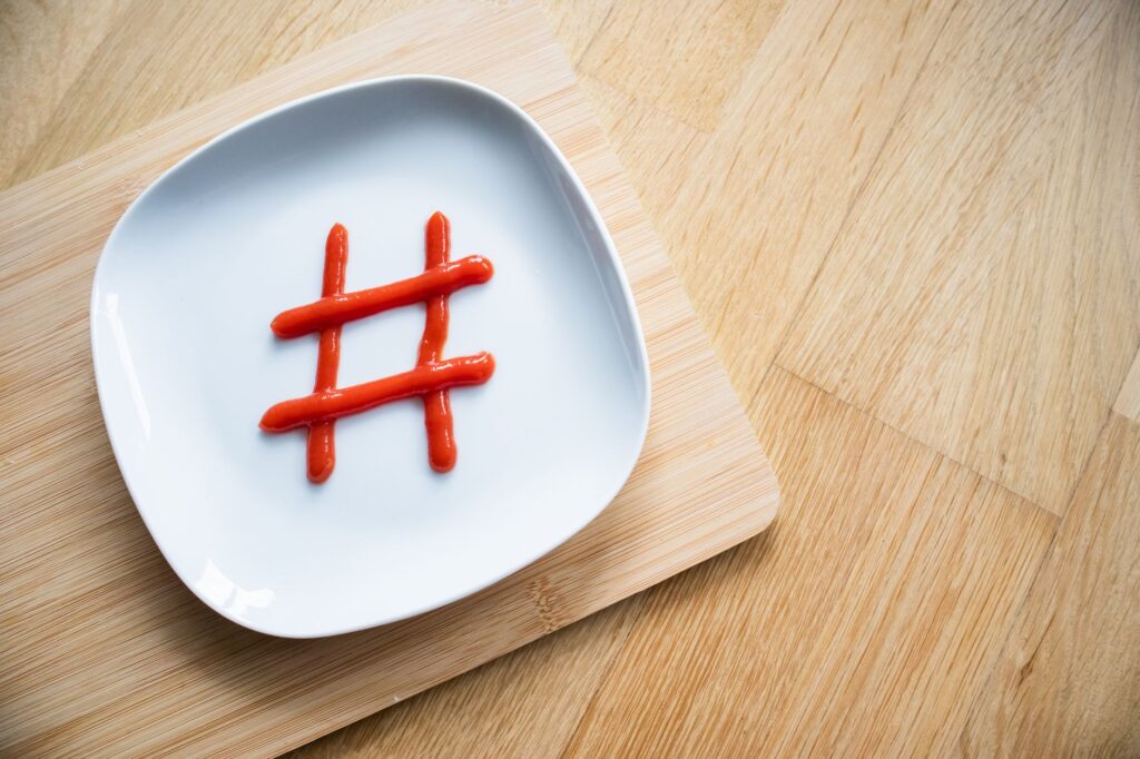 Hashtag # i ampersand & na klawiaturze – jak je wpisać