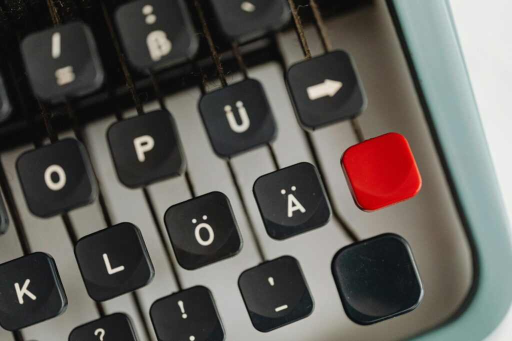 Apostrof ’ i akcent ` (backtick) na klawiaturze – jak je napisać