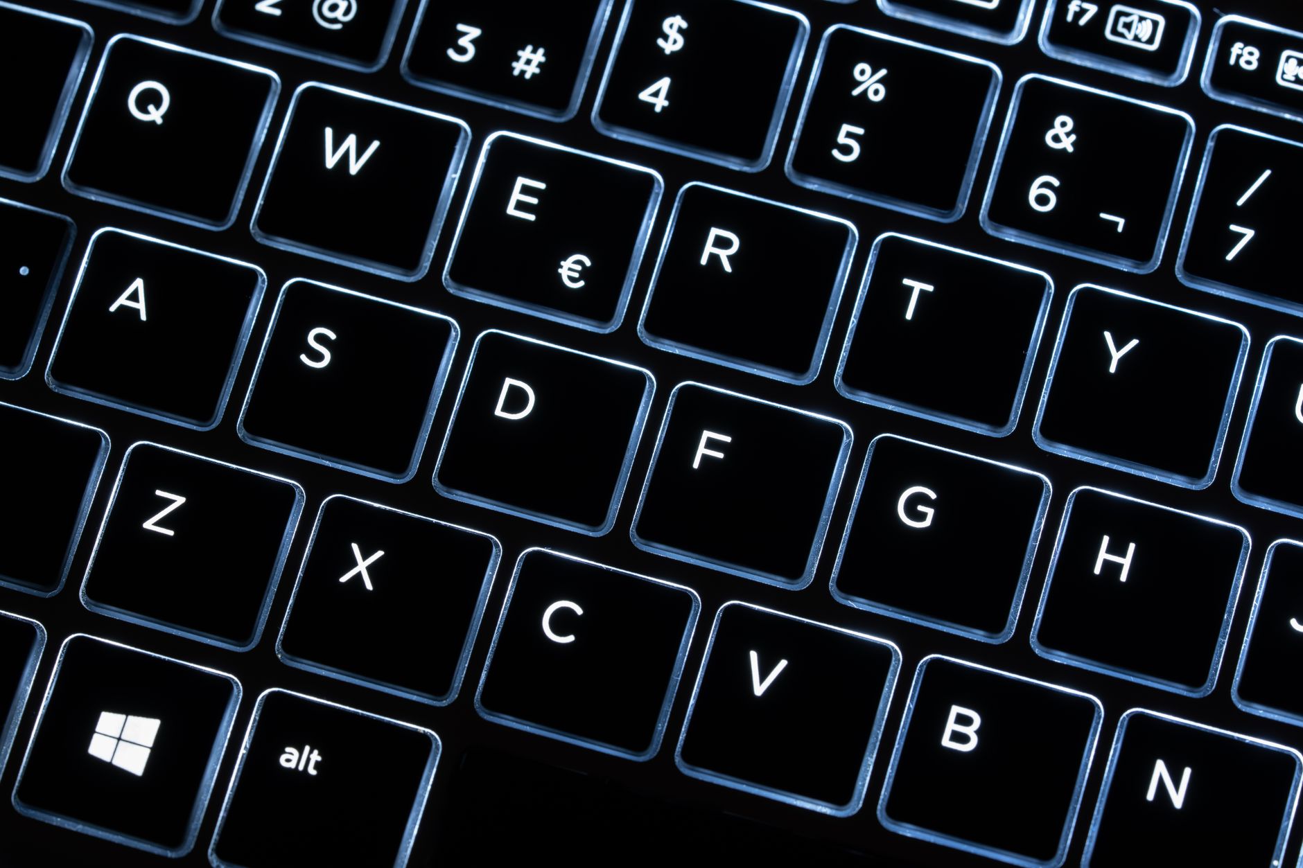 Podświetlenie klawiatury w laptopie – jak je włączyć 2 Podświetlana czarna klawiatura – jasność podświetlenia zmienia klawisz funkcyjny